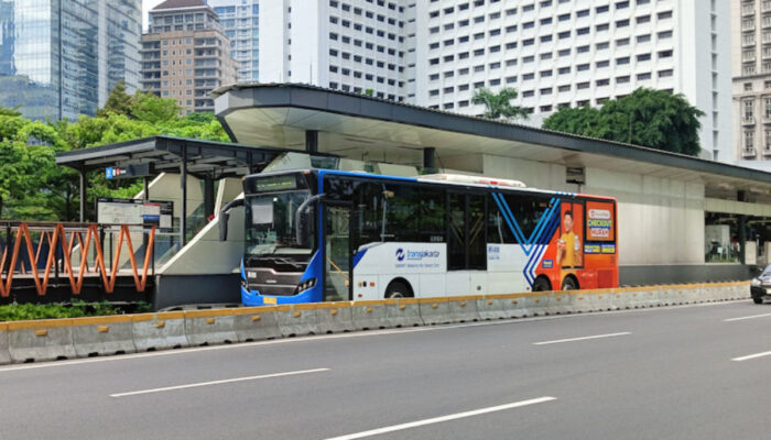 PT Transportasi Jakarta (Transjakarta) memastikan kesiapan layanan transportasi publik untuk mendukung mobilitas masyarakat pada malam pergantian tahun baru 2026. (Sumber Foto: beritajakarta.id)