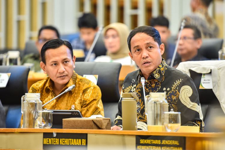 Menhut Raja Juli Antoni saat rapat kerja bersama Komisi IV DPR di Kompleks Parlemen, Senayan, Jakarta, Kamis (4/12/2025). (Foto: Dok. Humas Kemenhut)