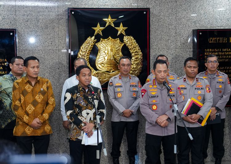 Menhut Raja Juli Antoni menggelar pertemuan bersama Kapolri Jenderal Listyo Sigit Prabowo di Mabes Polri, Jakarta, Kamis (4/12/2025). (Foto: Dok. Humas Kemenhut)