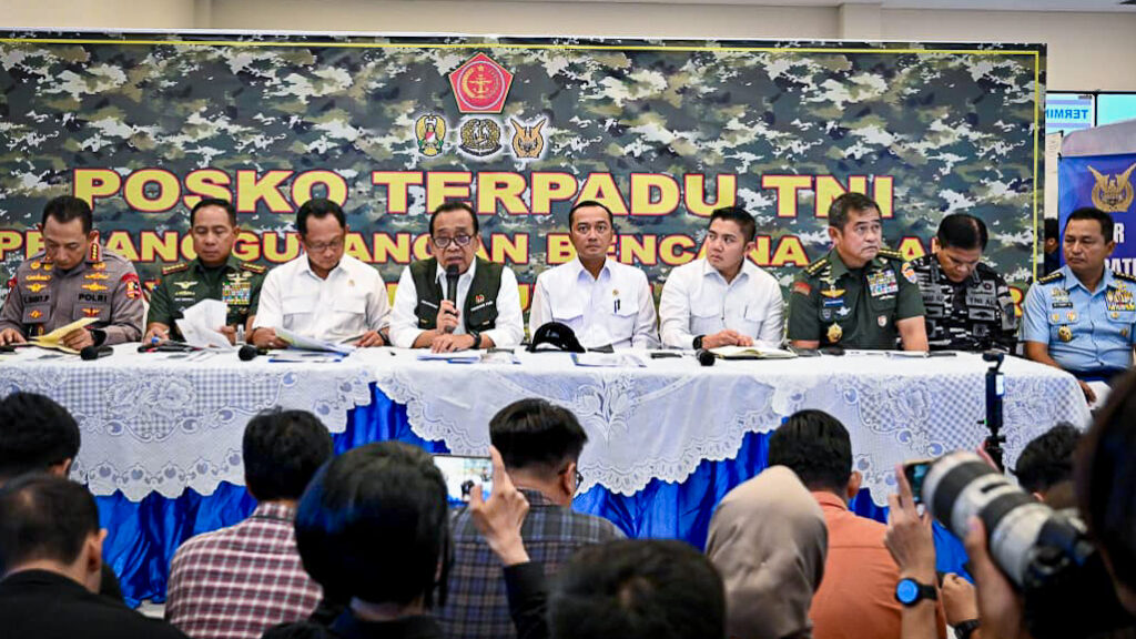 Menko Pratikno menyampaikan keterangan pers di Posko Nasional Penanggulangan Bencana di Lanud Halim Perdanakusuma, Jakarta, pada Rabu, 3 Desember 2025. (Foto: Dok. BPMI Setpres)