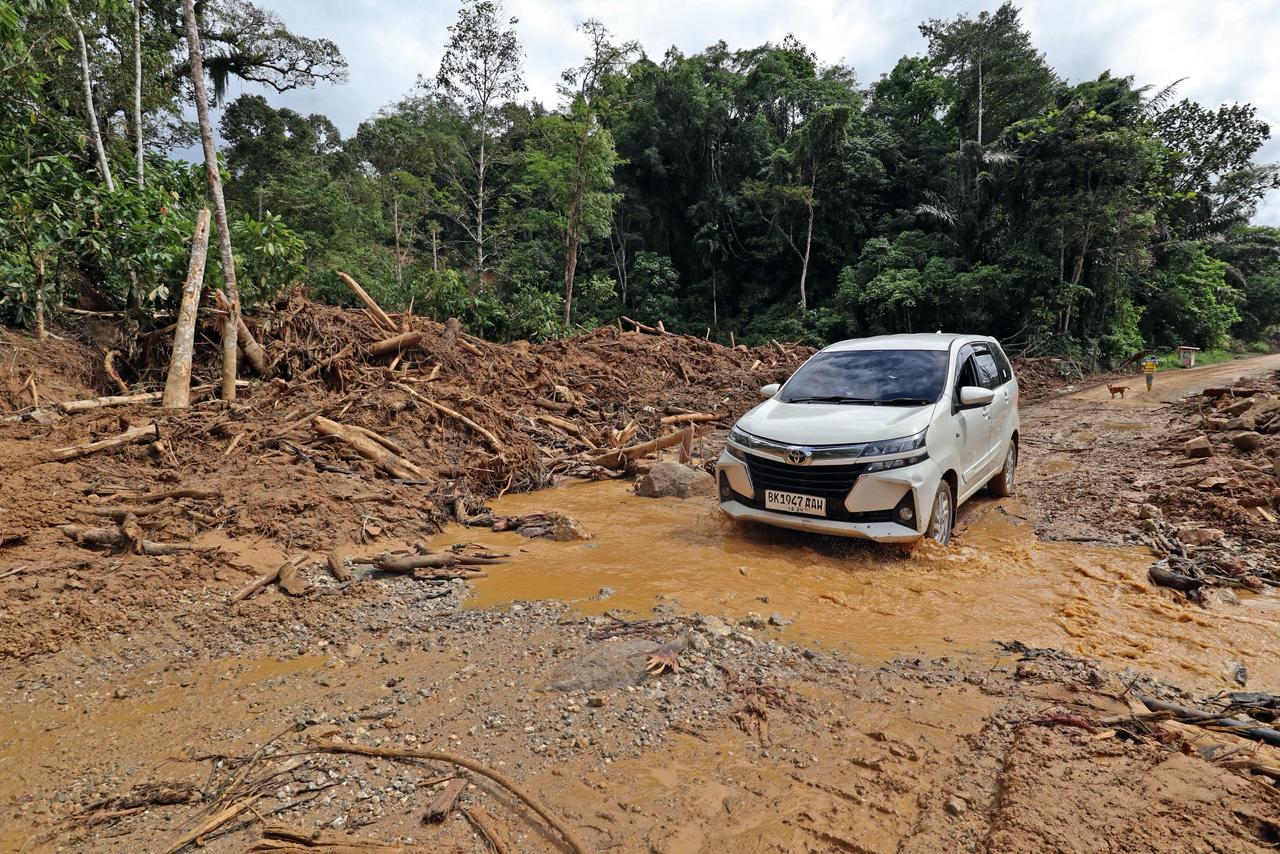 Sejumlah kendaraan mulai sepeda motor hingga mobil jenis sedan telah dapat menjangkau lebih jauh dari jarak yang sebelumnya tertutup di jalan lintas Tarutung-Padang Sidempuan. (Foto: Dok. BNPB)