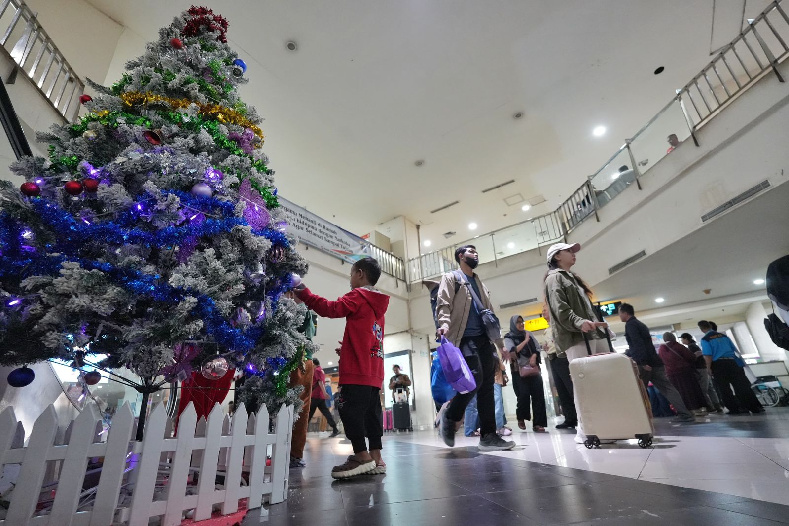 Suasana orang bepergian dengan angkutan umum saat Libur Nataru 2025/2026. (Sumber Foto: dephub.go.id)