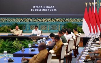 Presiden Prabowo memberikan pengarahan kepada Kepala Daerah se-Papua serta Komite Eksekutif Percepatan Pembangunan Otonomi Khusus Papua di Istana Negara, Jakarta, pada Selasa, 16 Desember 2025. (Foto: Dok. BPMI Setpres/Muchlis Jr)
