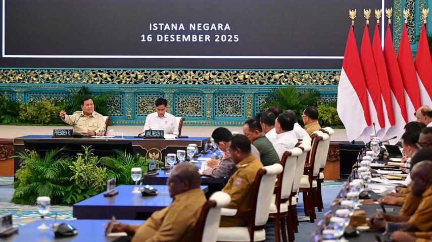 Presiden Prabowo memberikan pengarahan kepada Kepala Daerah se-Papua serta Komite Eksekutif Percepatan Pembangunan Otonomi Khusus Papua di Istana Negara, Jakarta, pada Selasa, 16 Desember 2025. (Foto: Dok. BPMI Setpres/Muchlis Jr)