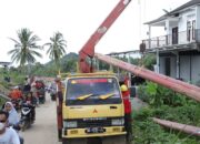 Perbaikan instalasi listrik dan base transceiver station (BTS) yang rusak akibat diterjang banjir bandang di Kecamatan Palembayan, Kabupaten Agam, Sumatera Barat. (Foto: Dok. BNPB)
