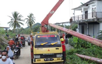 Perbaikan instalasi listrik dan base transceiver station (BTS) yang rusak akibat diterjang banjir bandang di Kecamatan Palembayan, Kabupaten Agam, Sumatera Barat. (Foto: Dok. BNPB)
