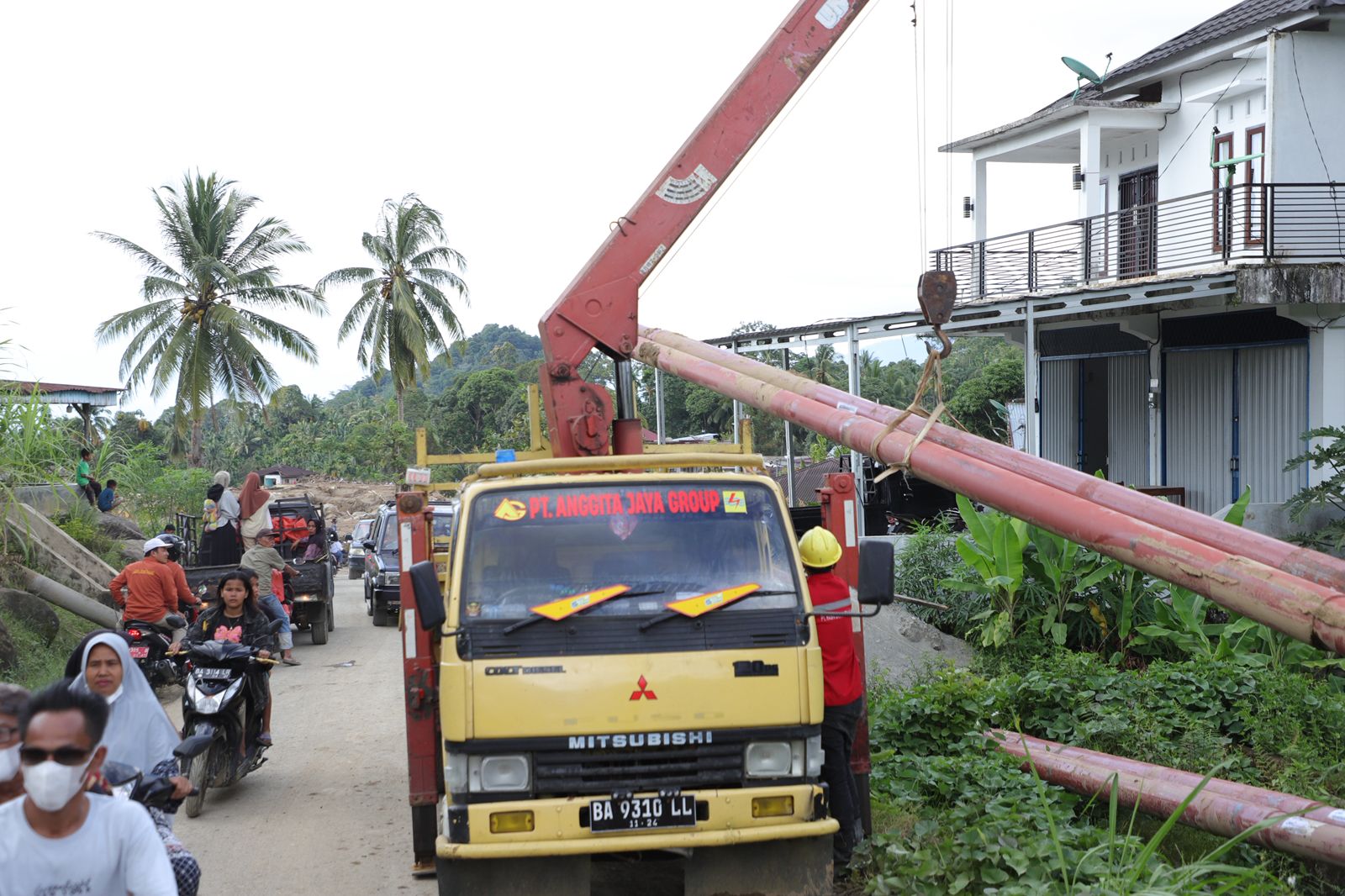 Perbaikan instalasi listrik dan base transceiver station (BTS) yang rusak akibat diterjang banjir bandang di Kecamatan Palembayan, Kabupaten Agam, Sumatera Barat. (Foto: Dok. BNPB)