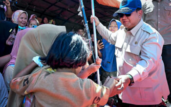 Suasana haru dan penuh kehangatan menyelimuti Posko Pengungsian di Desa Bambel Baru, Kabupaten Aceh Tenggara, Aceh, saat kunjungan Presiden Prabowo pada Senin (1/12/2025). (Foto: Dok. BPMI Setpres)