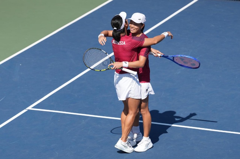 Aldila Sutjiadi/Janice Tjen menang atas petenis tuan rumah, Patcharin Cheapchandej/Thasasporn Naklo dengan skor 6-2, 6-1 di National Tennis Development Center, Bangkok, Thailand, Jumat (19/12/2025). (Sumber Foto: Herry/kemenpora.go.id)
