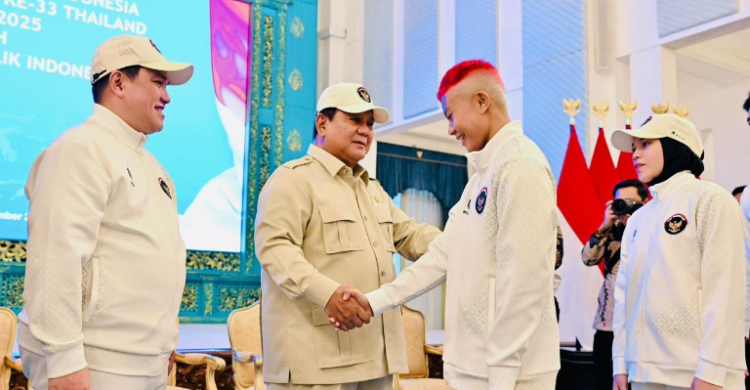 Presiden Prabowo Subianto didampingi Menpora Erick Thohir dan Wamenpora Taufik Hidayat saat melepas kontingen Indonesia ke SEA Games 2025 Thailand di Istana Merdeka, Jakarta, Jumat, 5 Desember 2025. (Sumber Foto: BPMI Setpres)
