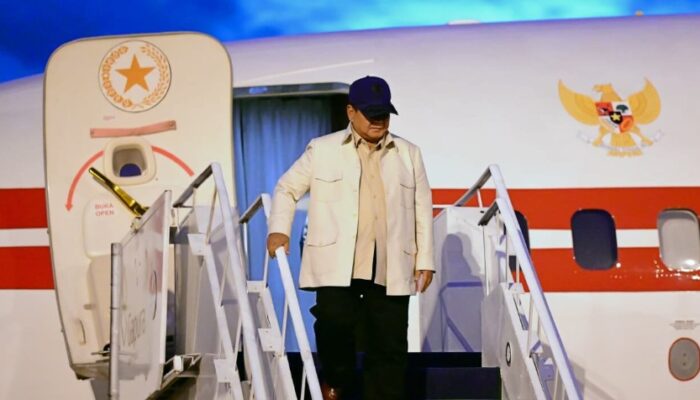 Presiden Prabowo tiba di Bandara Internasional Minangkabau, Kabupaten Padang Pariaman, Sumbar, pada Rabu (17/12/2025). (Foto: Dok. BPMI Setpres/Muchlis Jr)