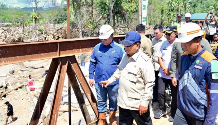 Presiden Prabowo mengecek langsung pembangunan jembatan bailey Sungai Garoga di Tapanuli Selatan, Sumut, pada Rabu (31/12/2025). (Foto: Dok. BPMI Setpres)
