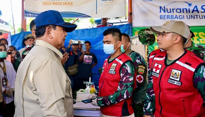 Presiden Prabowo menyambangi Posko Kesehatan Kodam I/Bukit Barisan di Desa Batu Hula, Kecamatan Batang Toru, Kabupaten Tapanuli Selatan, Sumut, Rabu (31/12/2025). (Foto: Dok. BPMI Setpres)