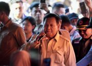 Presiden Prabowo memastikan penanganan warga terdampak banjir berjalan baik saat mengunjungi Posko Pengungsian di Jorong Kasai, Nagari Kasang, Kecamatan Batang Anai, Kabupaten Padang Pariaman, Sumbar, Senin (1/12/2025). (Foto: Dok. BNPB)