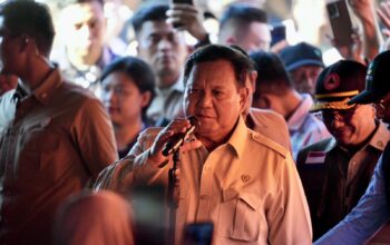 Presiden Prabowo memastikan penanganan warga terdampak banjir berjalan baik saat mengunjungi Posko Pengungsian di Jorong Kasai, Nagari Kasang, Kecamatan Batang Anai, Kabupaten Padang Pariaman, Sumbar, Senin (1/12/2025). (Foto: Dok. BNPB)