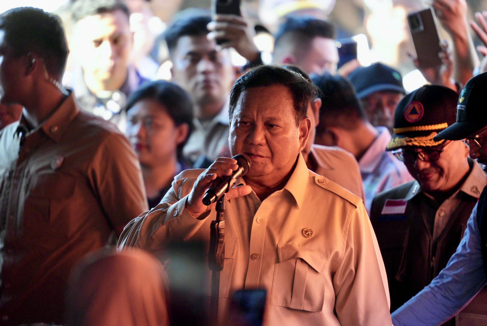 Presiden Prabowo memastikan penanganan warga terdampak banjir berjalan baik saat mengunjungi Posko Pengungsian di Jorong Kasai, Nagari Kasang, Kecamatan Batang Anai, Kabupaten Padang Pariaman, Sumbar, Senin (1/12/2025). (Foto: Dok. BNPB)