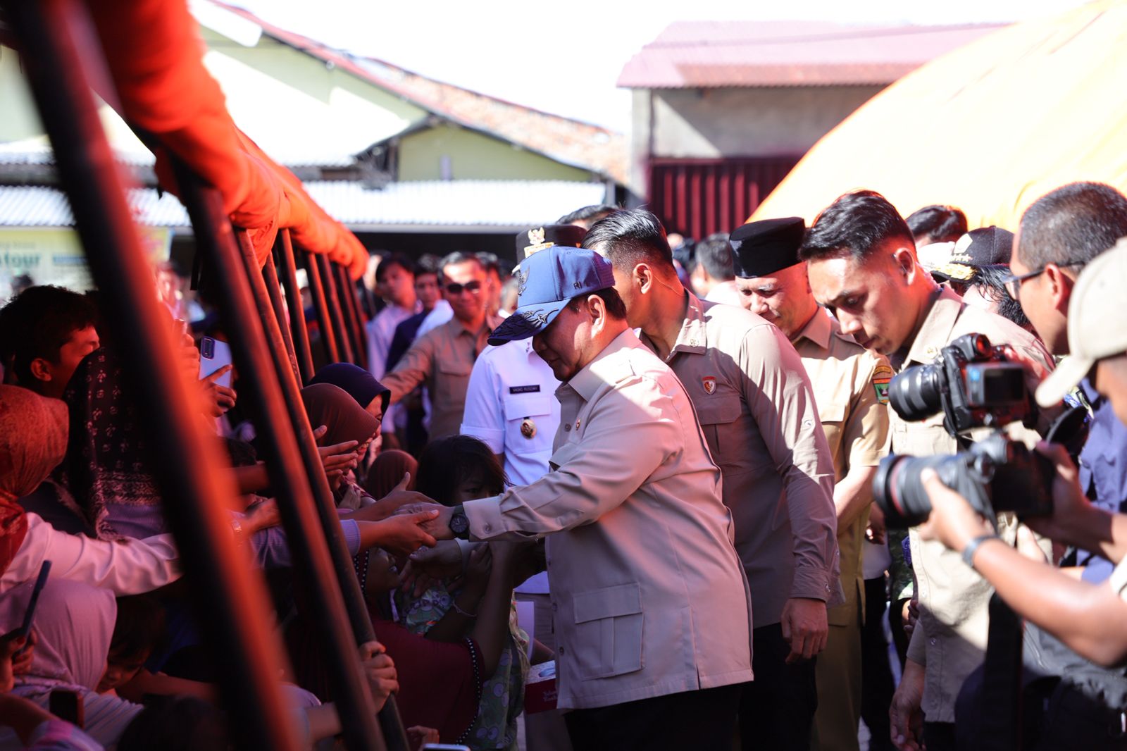 Presiden Prabowo memastikan penanganan warga terdampak banjir berjalan baik saat mengunjungi Posko Pengungsian di Jorong Kasai, Nagari Kasang, Kecamatan Batang Anai, Kabupaten Padang Pariaman, Sumbar, Senin (1/12/2025). (Foto: Dok. BNPB)