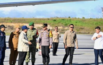 Presiden Prabowo tiba di Kabupaten Tapanuli Tengah, Sumut, pada Senin (1/12/2025), meninjau langsung penanganan dampak banjir yang melanda wilayah tersebut. (Foto: Dok. BPMI Setpres/Cahyo)