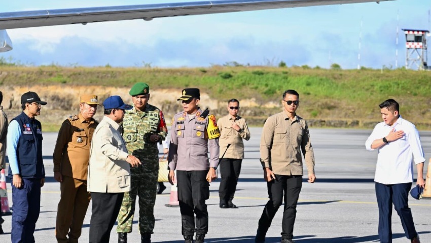 Presiden Prabowo tiba di Kabupaten Tapanuli Tengah, Sumut, pada Senin (1/12/2025), meninjau langsung penanganan dampak banjir yang melanda wilayah tersebut. (Foto: Dok. BPMI Setpres/Cahyo)