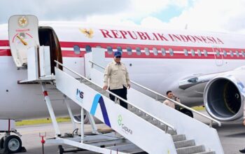Presiden Prabowo beserta rombongan terbatas tiba di Bandara Raja Sisingamangaraja XII, Kabupaten Tapanuli Utara, Sumut, pada Rabu (31/12/2025) pukul 11.20 WIB. (Foto: Dok. BPMI Setpres)