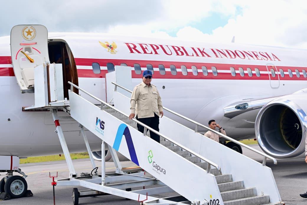 Presiden Prabowo beserta rombongan terbatas tiba di Bandara Raja Sisingamangaraja XII, Kabupaten Tapanuli Utara, Sumut, pada Rabu (31/12/2025) pukul 11.20 WIB. (Foto: Dok. BPMI Setpres)