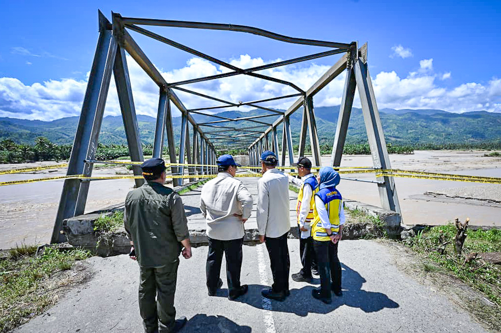 Presiden Prabowo meninjau langsung ke lokasi Jembatan Pante Dona di Kabupaten Aceh Tenggara, Aceh, pada Senin Senin (1/12/2025). (Foto: Dok. BPMI Setpres)