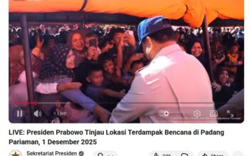 Presiden Prabowo meninjau Posko Pengungsian di Kasai, Kecamatan Batang Anai, Kabupaten Padang Pariaman, Sumbar, Senin (1/12/2025). (Tangkapan layar saluran resmi Sekretariat Presiden di YouTube, @SekretariatPresiden)