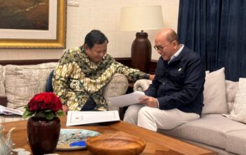 Presiden Prabowo menerima Menteri Investasi dan Hilirisasi sekaligus Kepala Badan Pengelola Investasi Daya Anagata Nusantara (BPI Danantara) Rosan Perkasa Roeslani di kediaman pribadinya, Kertanegara, Jakarta, pada Sabtu malam, 27 Desember 2025. (Foto: Dok. BPMI Setpres/Istimewa)