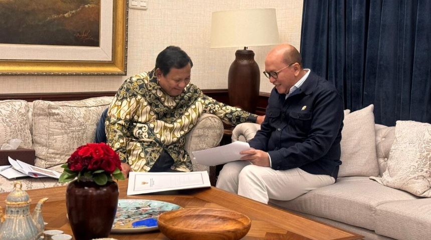Presiden Prabowo menerima Menteri Investasi dan Hilirisasi sekaligus Kepala Badan Pengelola Investasi Daya Anagata Nusantara (BPI Danantara) Rosan Perkasa Roeslani di kediaman pribadinya, Kertanegara, Jakarta, pada Sabtu malam, 27 Desember 2025. (Foto: Dok. BPMI Setpres/Istimewa)