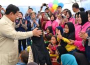 Presiden Prabowo mengunjungi posko pengungsi di SDN 05 Kayu Pasak, Palembayan, Kabupaten Agam, Sumbar, pada Kamis (18/12/2025). (Foto: Dok. BPMI Setpres/Muchlis Jr)