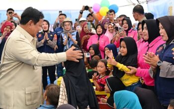 Presiden Prabowo mengunjungi posko pengungsi di SDN 05 Kayu Pasak, Palembayan, Kabupaten Agam, Sumbar, pada Kamis (18/12/2025). (Foto: Dok. BPMI Setpres/Muchlis Jr)