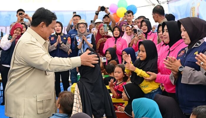 Presiden Prabowo Sapa Bocah Pengungsi dan Cek Pembangunan Huntara di Agam Sumbar