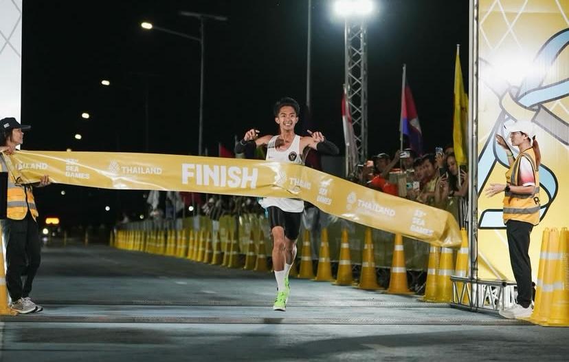 Robi Syianturi meraih medali emas nomor maraton pada SEA Games 2025 Thailand. (Sumber Foto: Instagram/Robi)