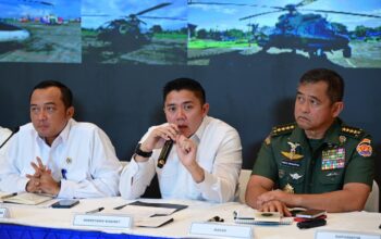 Seskab Teddy Indra Wijaya saat konferensi pers mengenai pemulihan dan rencana strategis pascabencana di Posko Terpadu Lanud Halim Perdanakusuma, Jakarta, Senin, 29 Desember 2025. (Foto: Dok. BPMI Setpres)