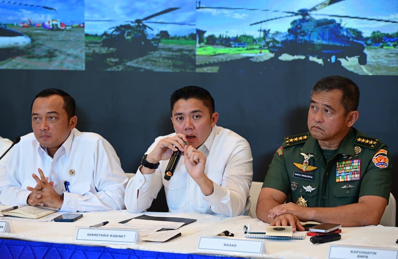 Seskab Teddy Indra Wijaya saat konferensi pers mengenai pemulihan dan rencana strategis pascabencana di Posko Terpadu Lanud Halim Perdanakusuma, Jakarta, Senin, 29 Desember 2025. (Foto: Dok. BPMI Setpres)