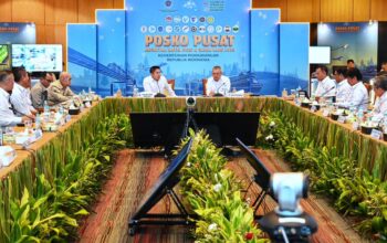 Seskab Teddy Indra Wijaya didampingi Menhub Dudy Purwagandhi meninjau Posko Pusat Angkutan Natal 2025 dan Tahun Baru 2026 menjelang libur Natura di Kementerian Perhubungan, Jakarta. (Foto: Dok. Kemenhub)