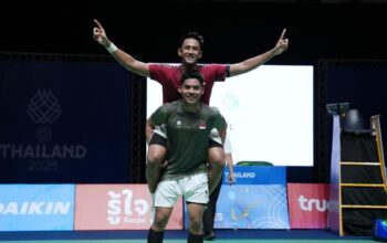 Moh Zaki Ubaidillah menggendong Alwi Farhan usai All Indonesia Final tunggal putra bulu tangkis SEA Games 2025. Alwi Farhan meraih medali emas tunggal putra usai mengalahkan Moh Zaki Ubaidillah 2-1. (Sumber Foto: Herry/kemenpora.go.id)