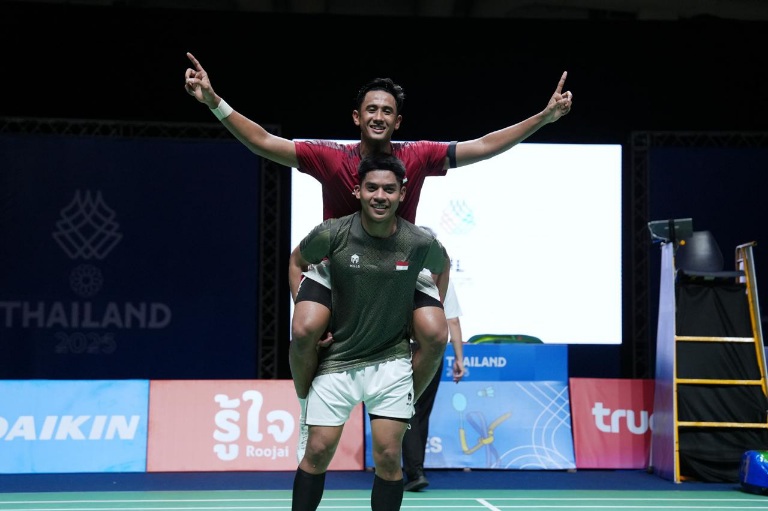 Moh Zaki Ubaidillah menggendong Alwi Farhan usai All Indonesia Final tunggal putra bulu tangkis SEA Games 2025. Alwi Farhan meraih medali emas tunggal putra usai mengalahkan Moh Zaki Ubaidillah 2-1. (Sumber Foto: Herry/kemenpora.go.id)
