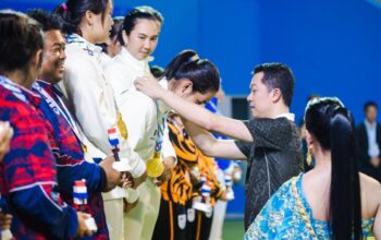 Tim tenis Indonesia dari nomor beregu putra dan putri, masing-masing berhasil mengalahkan tim tuan rumah Thailand 2-1 di National Tennis Development Center, Bangkok, Sabtu (13/12/2025). (Sumber Foto: Nurohman/kemenpora.go.id)