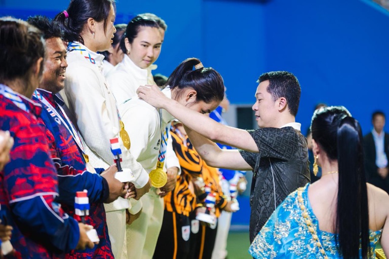 Tim tenis Indonesia dari nomor beregu putra dan putri, masing-masing berhasil mengalahkan tim tuan rumah Thailand 2-1 di National Tennis Development Center, Bangkok, Sabtu (13/12/2025). (Sumber Foto: Nurohman/kemenpora.go.id)