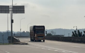 Ilustrasi truk pengangkut barang melintas di jalan tol. (Foto: Dok. Kemenhub)