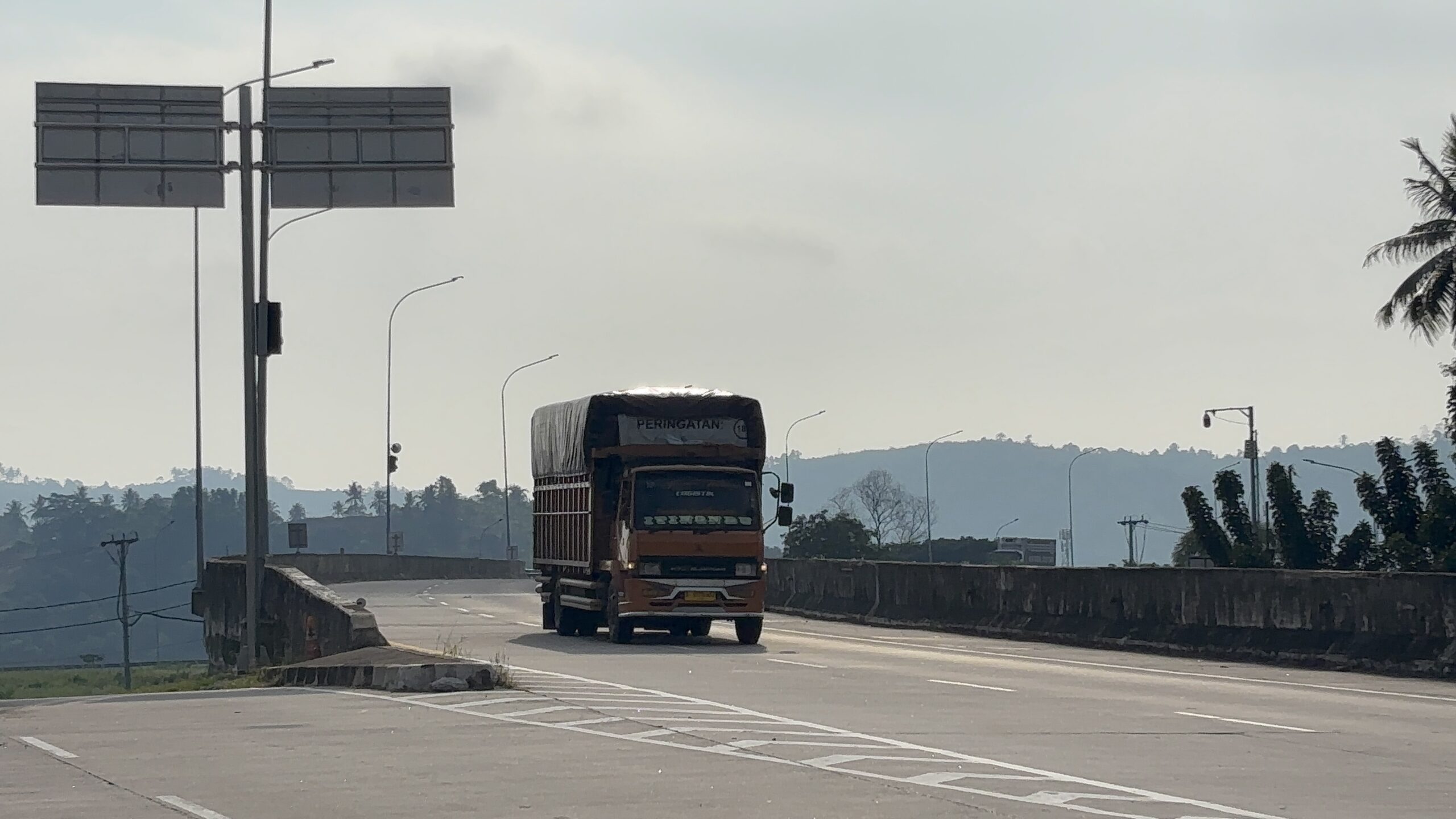 Ilustrasi truk pengangkut barang melintas di jalan tol. (Foto: Dok. Kemenhub)