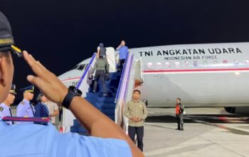 Wapres Gibran dan rombongan terbatas bertolak menggunakan Pesawat Kepresidenan Boeing 737-800 dari Lanud Halim Perdanakusuma, Jakarta menuju Bandara Internasional Minangkabau, Padang Pariaman, Sumbar. (Foto: Dok. BPMI Setwapres)
