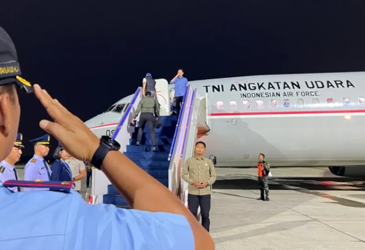 Wapres Gibran dan rombongan terbatas bertolak menggunakan Pesawat Kepresidenan Boeing 737-800 dari Lanud Halim Perdanakusuma, Jakarta menuju Bandara Internasional Minangkabau, Padang Pariaman, Sumbar. (Foto: Dok. BPMI Setwapres)