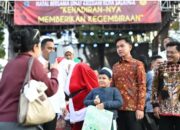 Wapres Gibran Rakabuming Raka menyapa jemaat saat perayaan Natal bersama umat Kristiani di Lapangan Pancasila, Kota Salatiga, Jateng, Kamis (25/12/2025). (Foto: Dok. BPMI Setwapres)