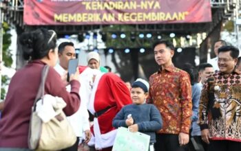 Wapres Gibran Rakabuming Raka menyapa jemaat saat perayaan Natal bersama umat Kristiani di Lapangan Pancasila, Kota Salatiga, Jateng, Kamis (25/12/2025). (Foto: Dok. BPMI Setwapres)