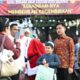 Wapres Gibran Rakabuming Raka menyapa jemaat saat perayaan Natal bersama umat Kristiani di Lapangan Pancasila, Kota Salatiga, Jateng, Kamis (25/12/2025). (Foto: Dok. BPMI Setwapres)