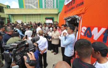 Presiden Prabowo Subianto memberikan sambutan dan harapan kepada warga penyintas banjir di MTsN 1 Langkat, Tanjung Pura, Kabupaten Langkat, Sumatera Utara, Sabtu (13/12/2025). (Foto: Dok. BNPB)