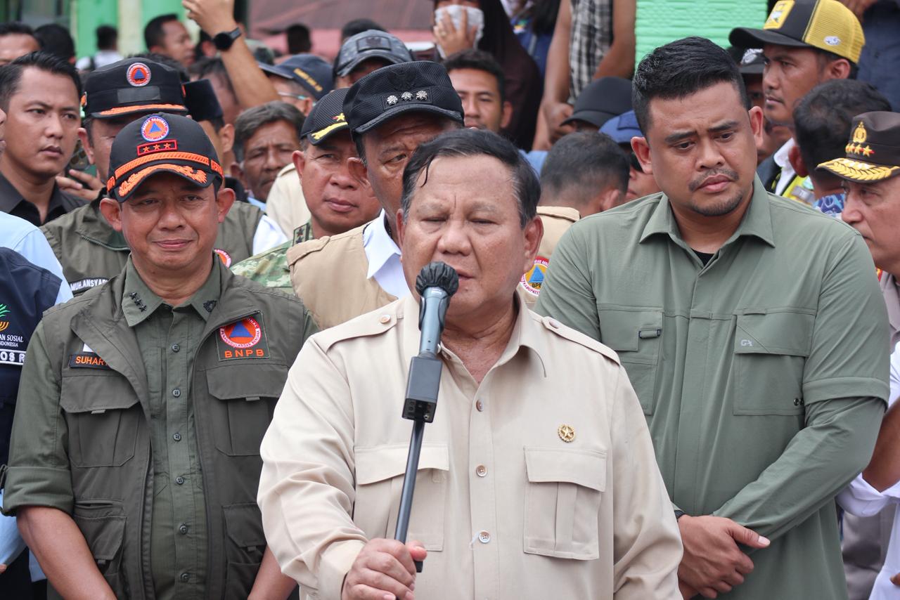 Presiden Prabowo Subianto didampingi Kepala BNPB Letjen TNI Suharyanto dan Gubernur Boby Nasution saat menyapa warga penyintas banjir di MTsN 1 Langkat, Tanjung Pura, Kabupaten Langkat, Sumatera Utara, Sabtu (13/12/2025). (Foto: Dok. BNPB)