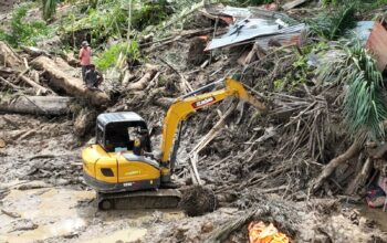 Pembukaan akses jalan menggunakan alat berat di Kecamatan Palembayan, Kabupaten Agam, Sumatera Barat, Minggu (30/11/2025). (Foto: Dok. Humas BNPB)